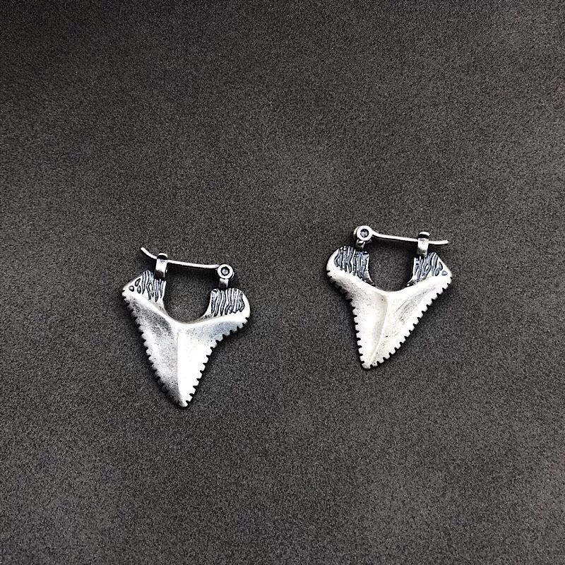 Title 6, Boucles doreilles requin triangle punk vintage...