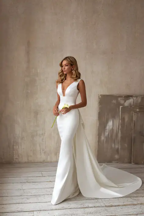 Sexy V-Neck Sleeveless Tail Wedding Dress Long