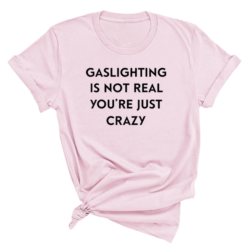 Title 16, Herrenmode mit Aufdruck „Gaslighting Is Not Rea...