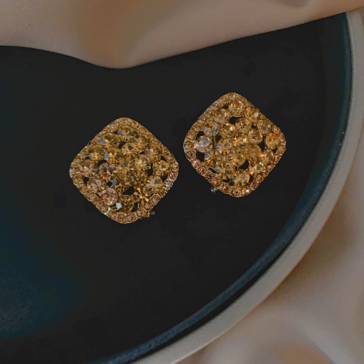 Geometric Rhombus Earrings Inlaid With Sparkling Rhinestones. Niche Minimalist Design, Elegant Texture And Easy To Match Various Outfits.