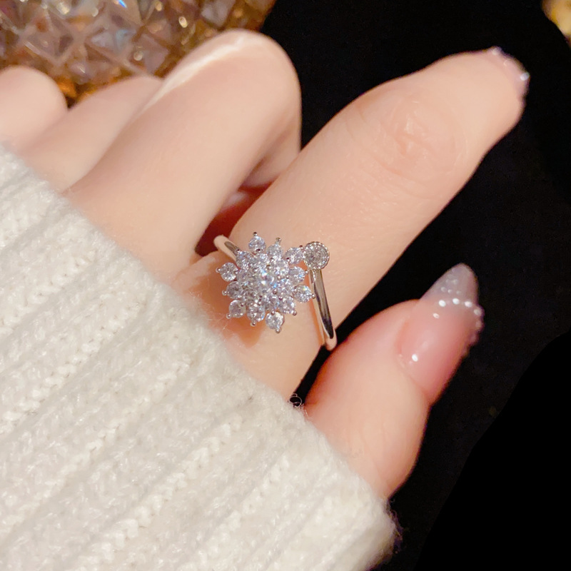 Female Online Celebrity Has A Versatile Index Finger Ring thumbnail 1