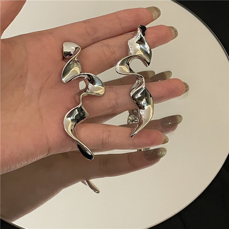 High-quality Earrings Silver Needle Alloy Flow Turntable