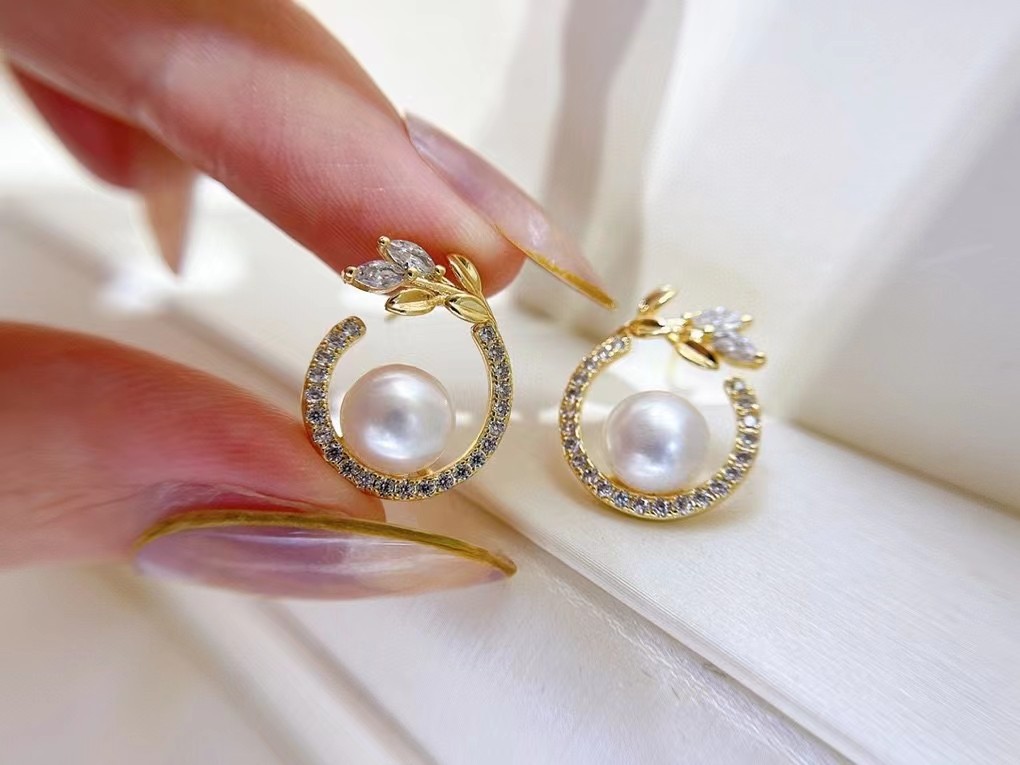 Freshwater Pearl Full Diamond Inlaid Moon Cassia Twig Ear Studs - 4