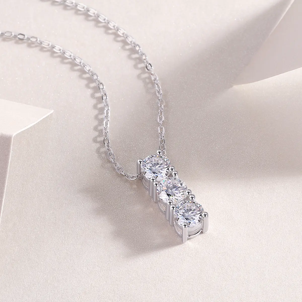 1Round - A Fashionable And Luxurious Diamond Jewelry Pendant Set With 0.5-carat Moissan Diamonds, S925 Sterling Silver And Platinum Plating Prohibit TikTok sale