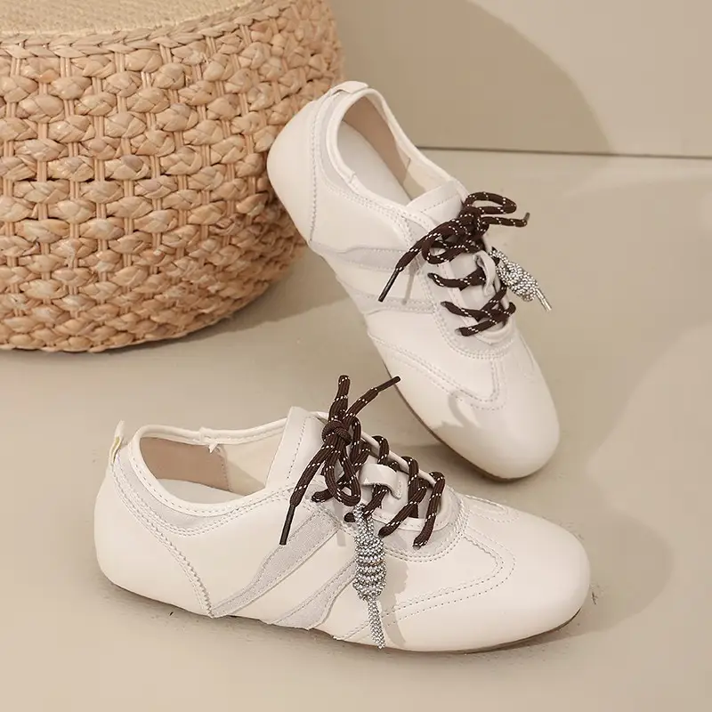 Women Old Money Minimalist Retro Sneakers, Smooth Faux Leather Two-Tone Color Block Low Top Lace Up Flat Trainers
