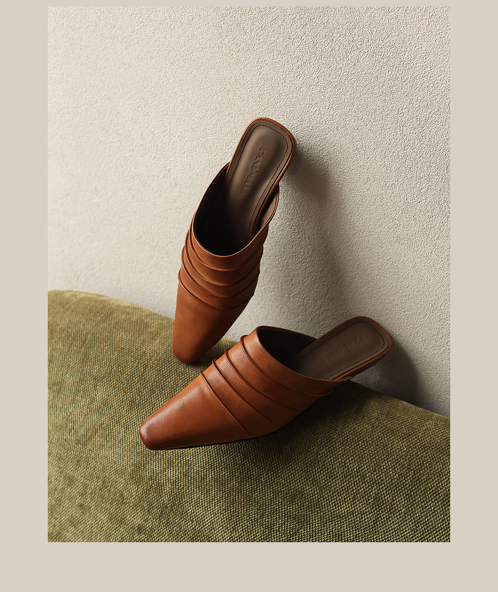 Side profile of sheepskin mule slide showing 2.5cm block heel and non-slip rubber outsole