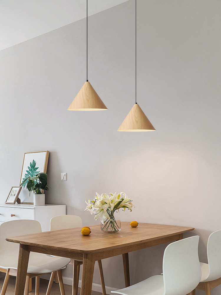 Lampadario sospeso con finitura in legno chiaro – dettaglio soffitto