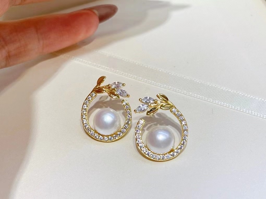 Freshwater Pearl Full Diamond Inlaid Moon Cassia Twig Ear Studs - 7