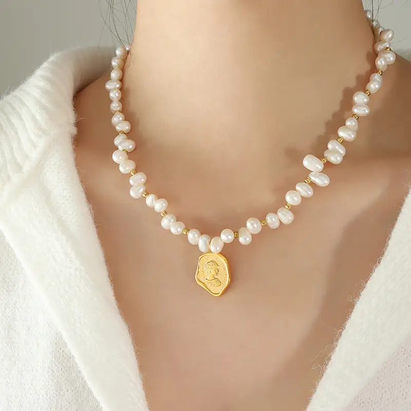 Women's Irregular Portrait Oval Plate Patchwork Freshwater Pearl Necklace
