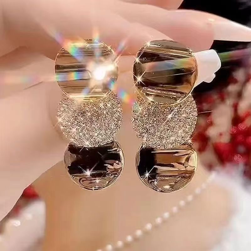 2026 New Trendy Earrings With Niche Metal Slice Design. Elegant Round Shape, Presenting Premium And Luxurious Texture.