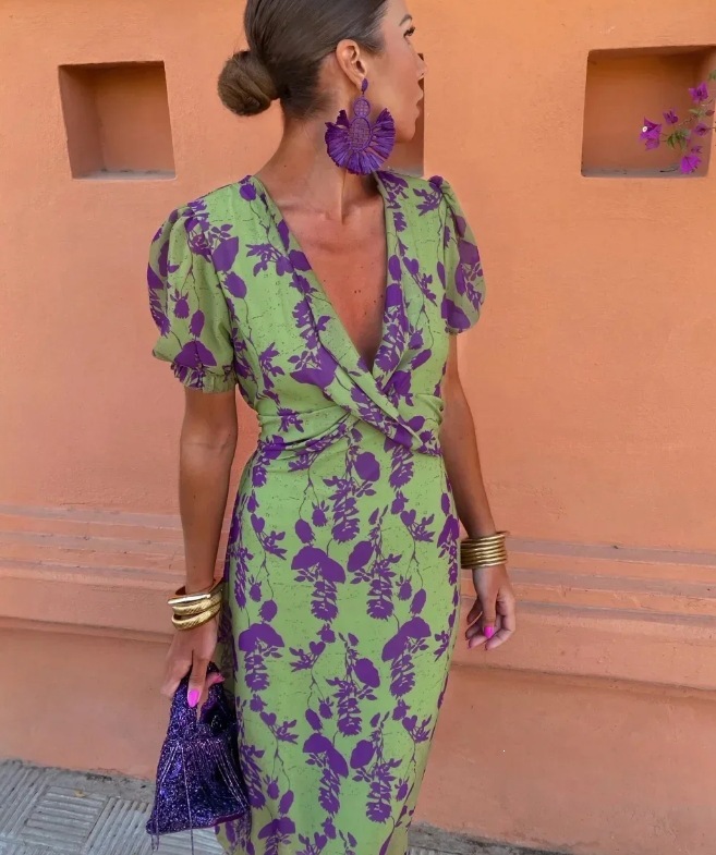 Women's ruched maxi dress in green – V-neck short sleeve form-fitting printed bodycon