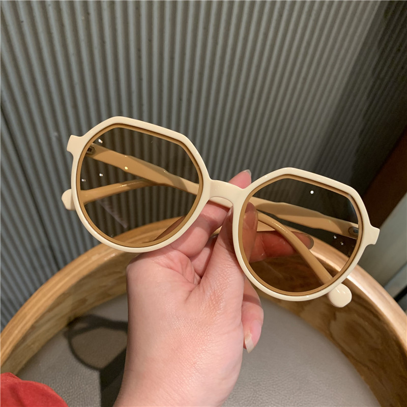 Women's Vintage Statement Frame Polarized Sunglasses - Image 3