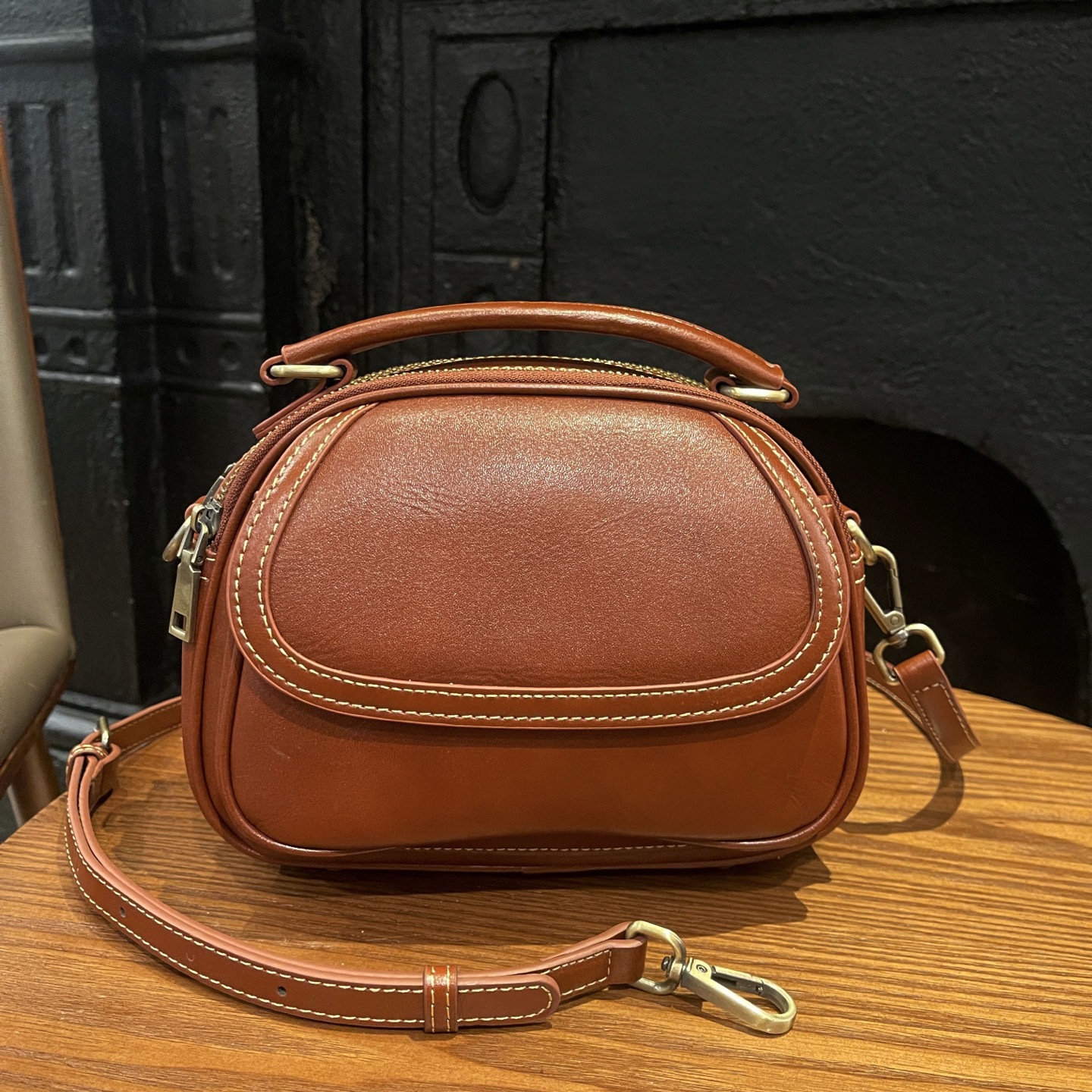 Top-grain Leather Single-shoulder Crossbody Bag, 2025 New Women's Vintage Handbag, Stylish And Versatile Simple Small Round Bag 3