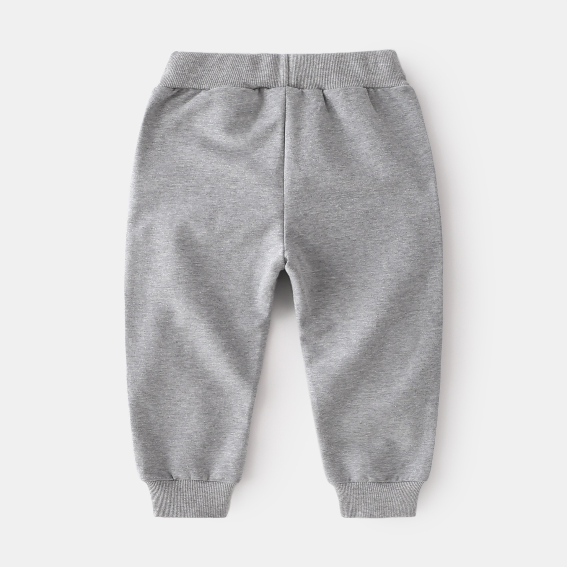 سروال رياضي بنقشة كرتونية وفي وسط الخصر