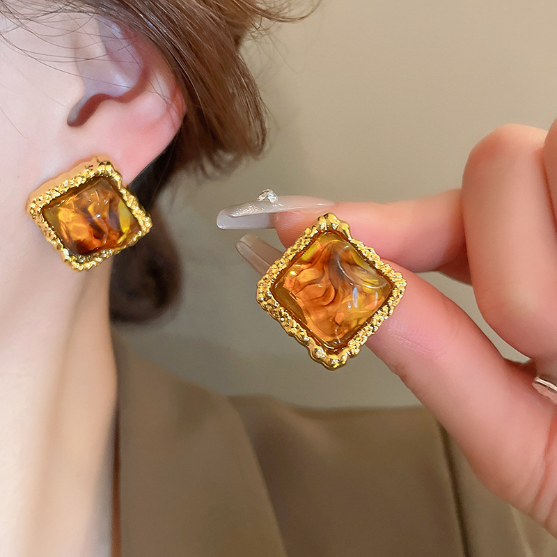 Vintage Brown Resin Stud Earrings with Gold-Tone Frame – Geometric Retro Statement Earrings