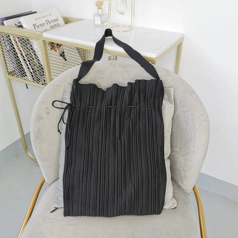 Niche Design Drawstring Folds Bucket Bag Fashion Art Simple One Shoulder - Black