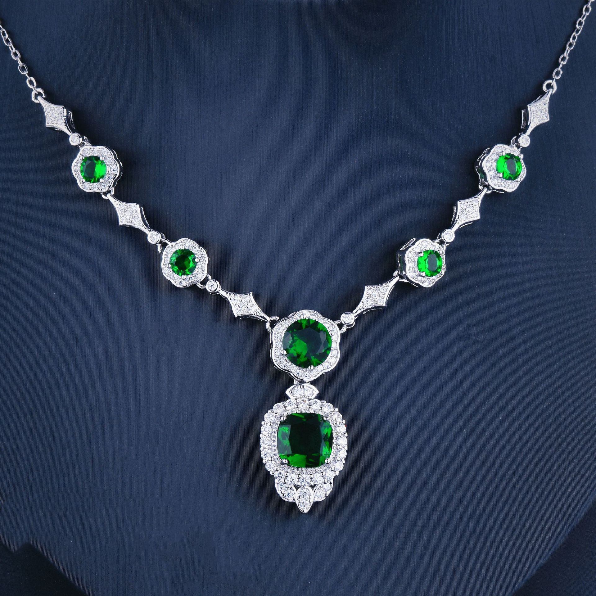 Noble Diamond Green Gem Evening Dress Chain Pendant Necklace Set
