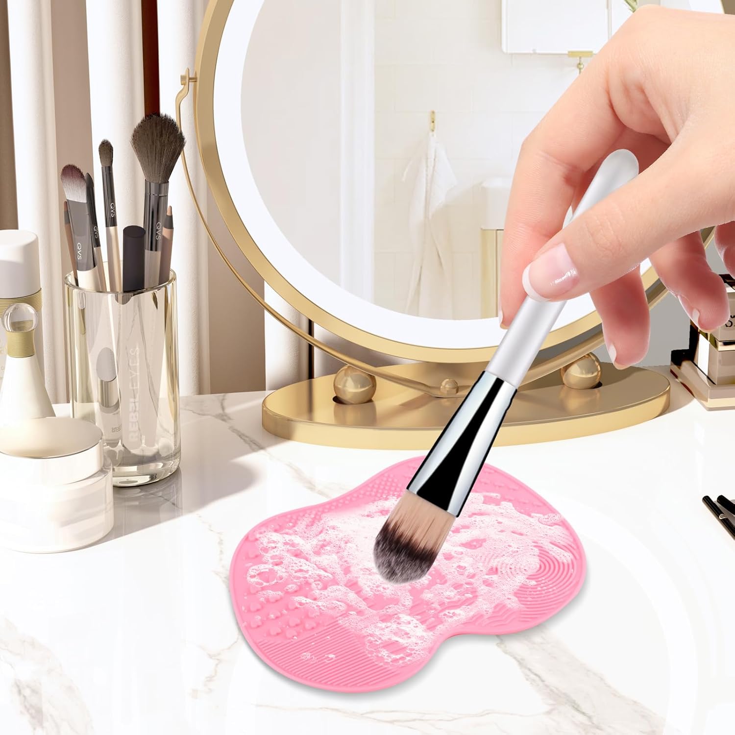 لوح تنظيف فراشي المكياج من السيليكون الاحترافي مع أكواب شفط - وسادة غسيل محمولة لتنظيف عميق فرش التجميل. يتميز بسطوح محكمة ونقوش ملمسية وثبات قوي. متوفر بستة ألوان.