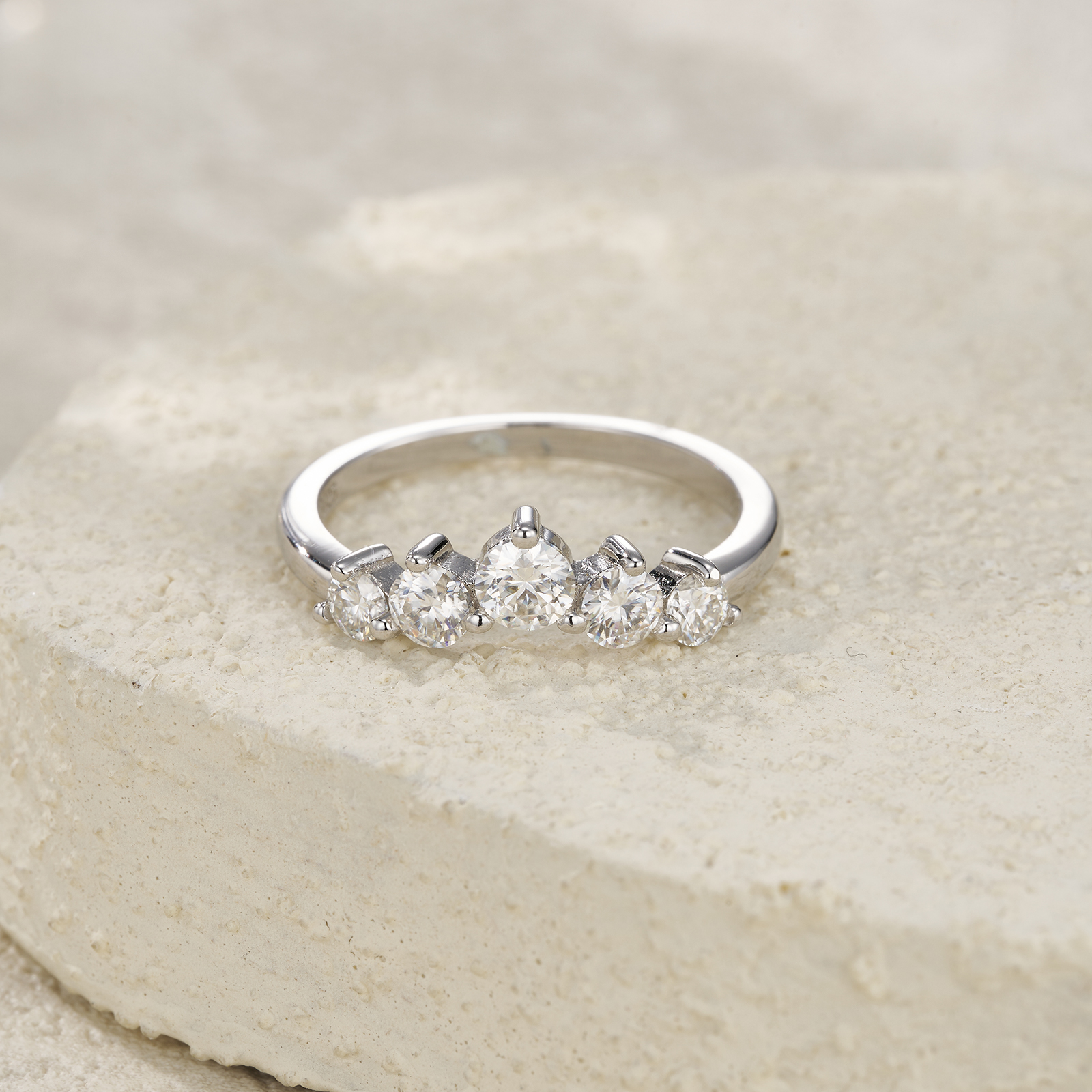 A Luxurious And Fashionable Minimalist Jewelry Ring Featuring Top-quality Moissanite, Made Of S925 Silver Electroplated With Platinum.