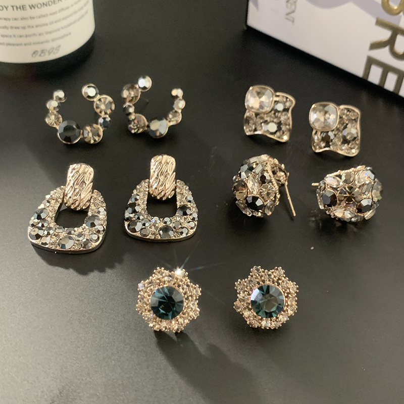 elegantsed mustad täisdiaamantearingsid