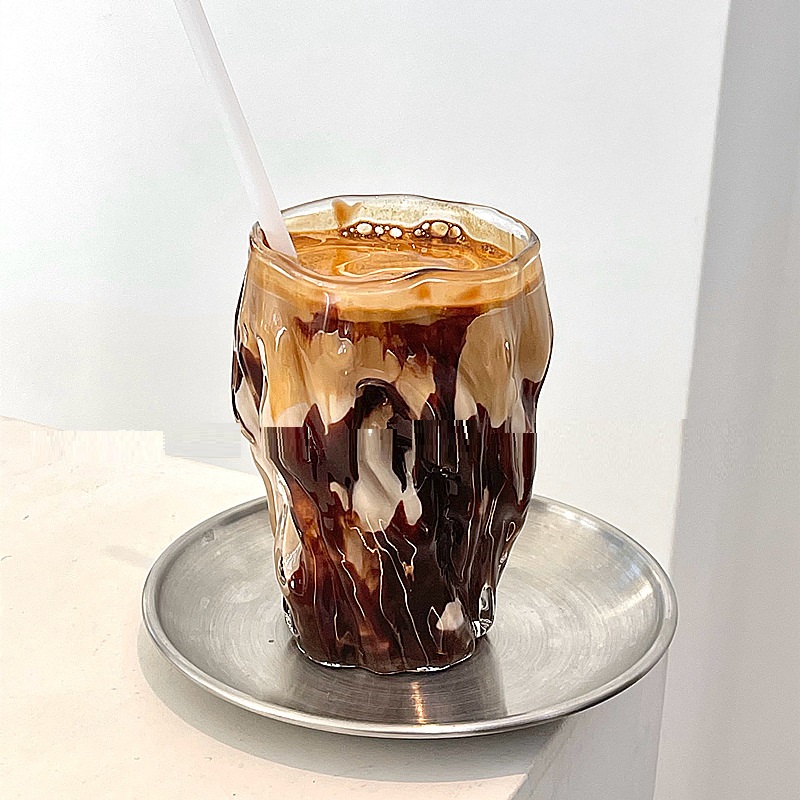 كوب ماء زجاجي صغير بتصميم غير منتظم ومطوي يدويًا