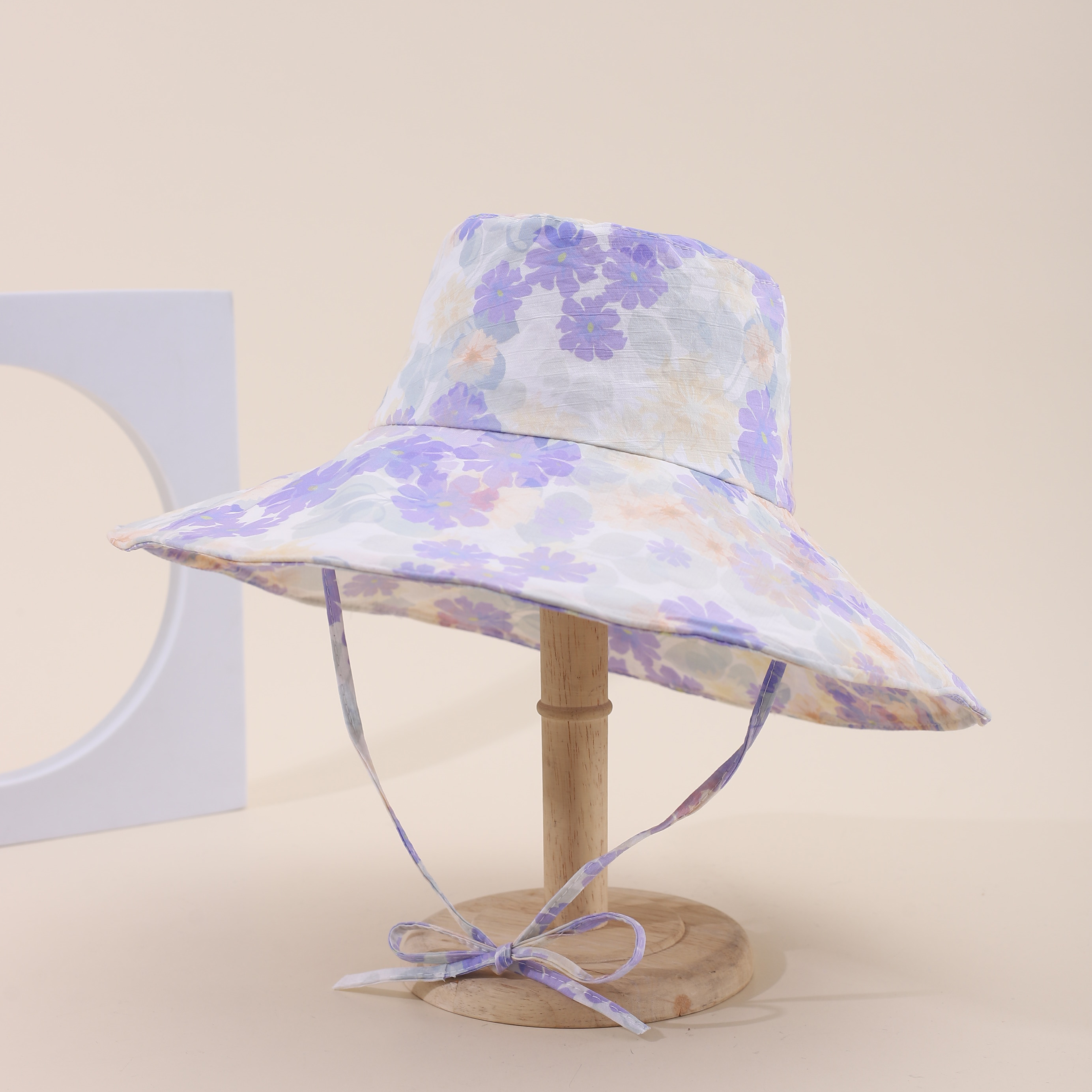 A Lady's Gradient Small Flower Tie-dye Wide-brimmed Hat With Adjustable And Shape-shifting Features, Trendy And Suitable For Outdoor, Beach And Vacation Activities.