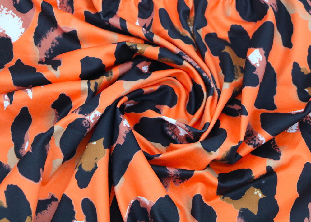 فستان طويل بنقشة الفهد الجذابة