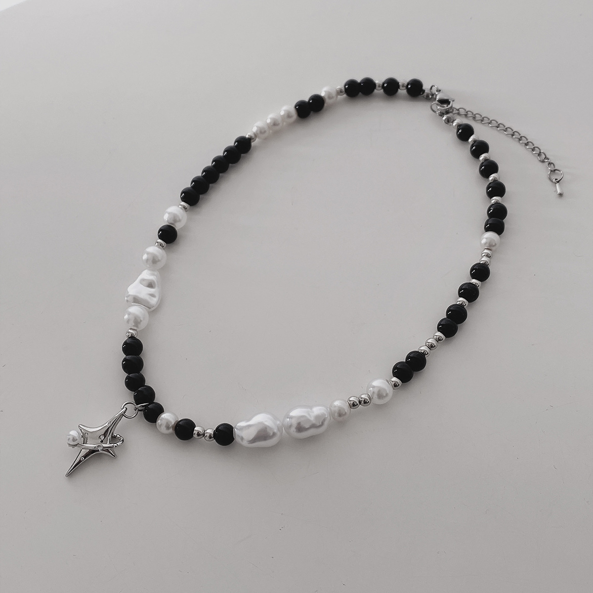 Women's Star Surrounded Black And White Pearl Necklace