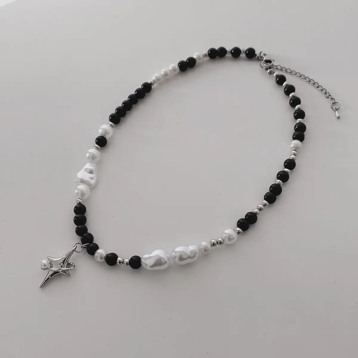 Women's Star Surrounded Black And White Pearl Necklace