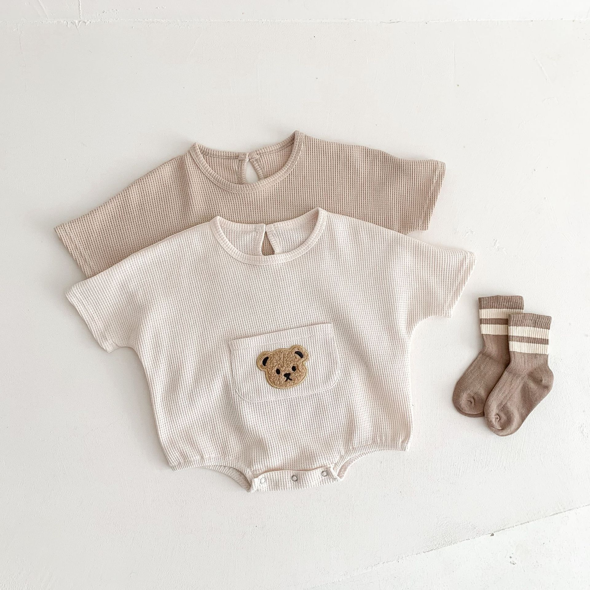 Title 3, Schattige kleine beer baby jumpsuit met korte m...