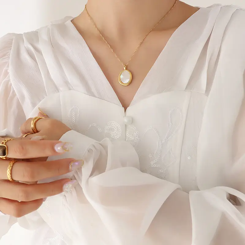 18K Gold Round Card Inlaid White Shell Pendant