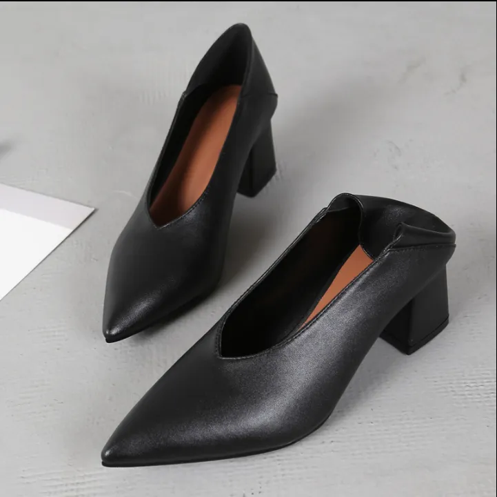 Vintage Pointed Deep V-mouth Women's Thick Heel High Heel Shoes - Black