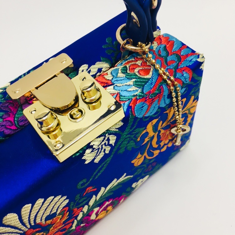 Niche Retro Antique Exquisite Embroidered Flower Handbag