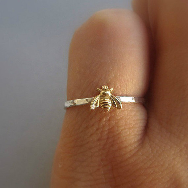 Fashion Simple Color Separation Bee Ring