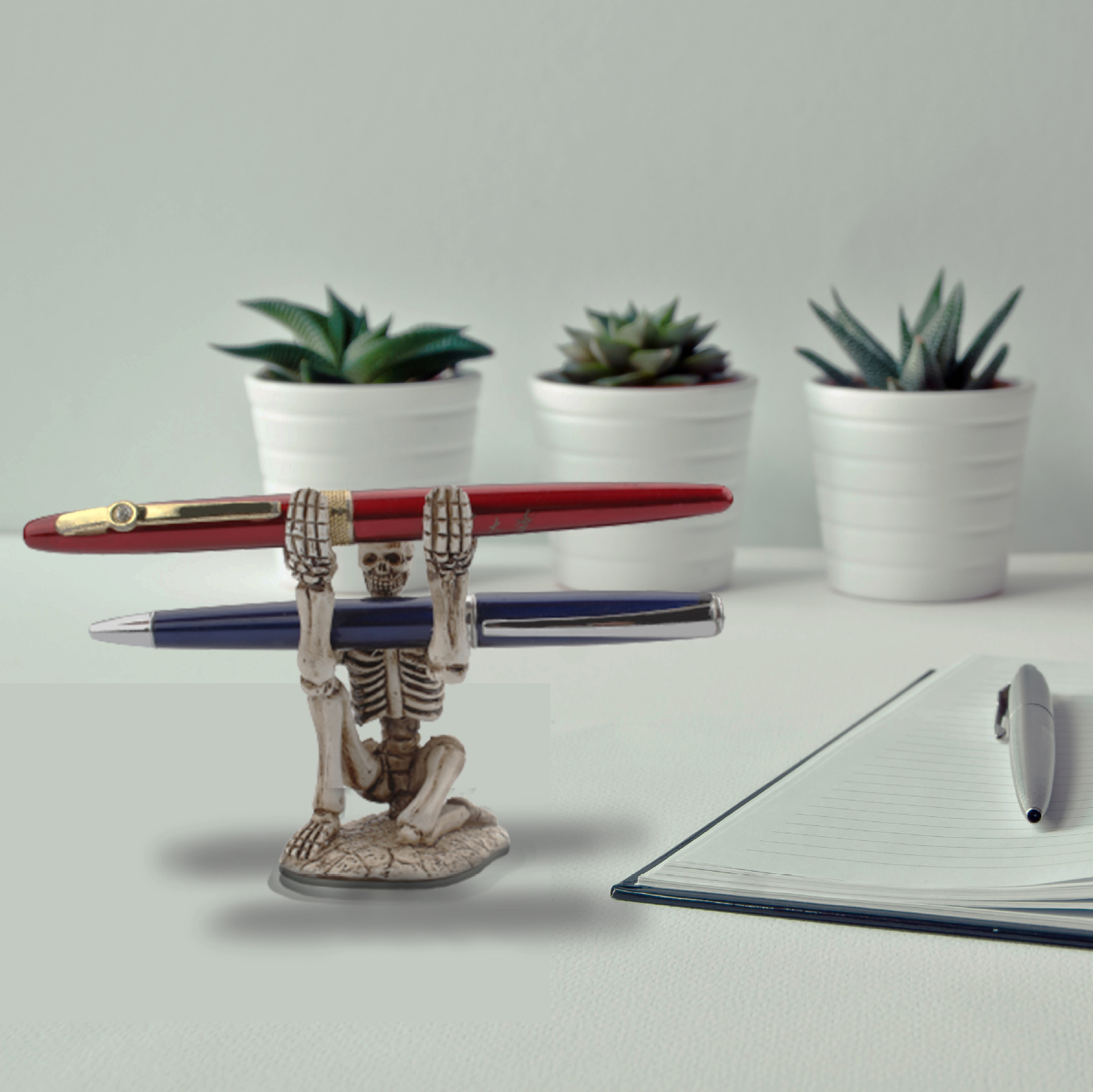 Creative Desktop Small Skull Stationery Resin Bathroom Razor Storage Rack