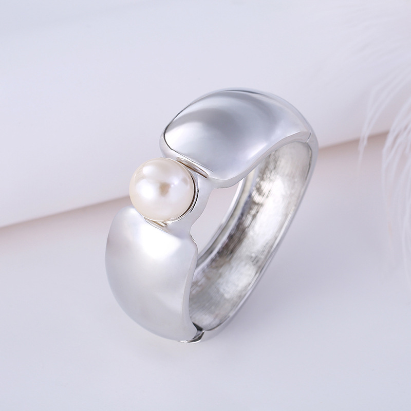 The New Gold And Silver Bracelets Are Popular In Europe And America With Wide Sides