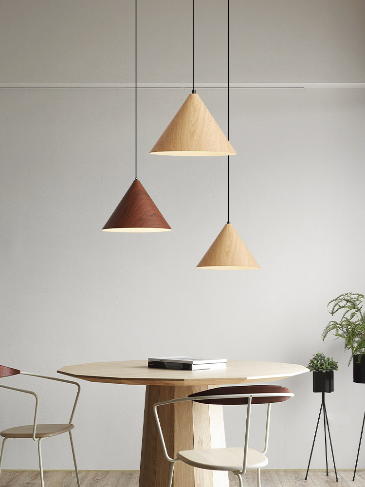 Lampadario in legno naturale – composizione ambientata