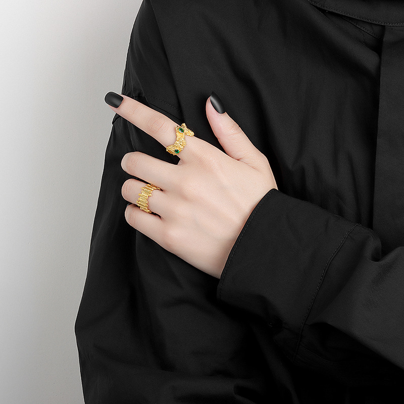 خاتم نسائي فريد التصميم وغير منتظم