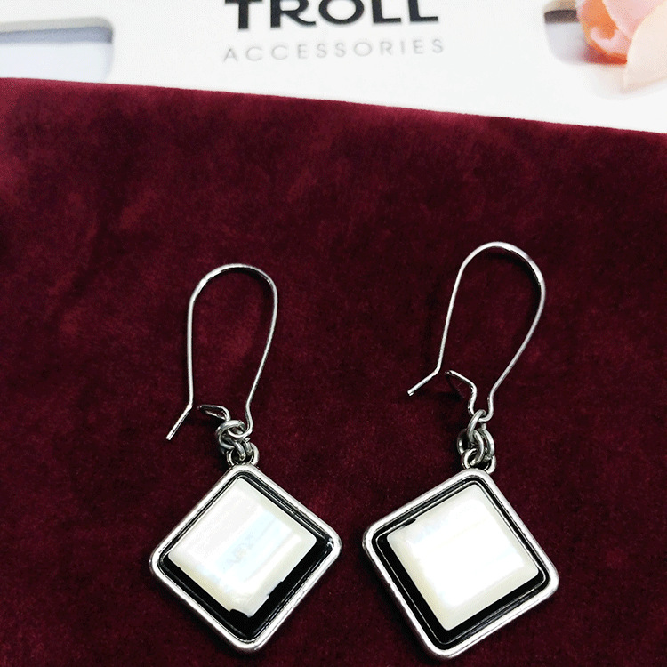 New Fashion Personality Earrings Female Geometric Black And White Stone Earrings