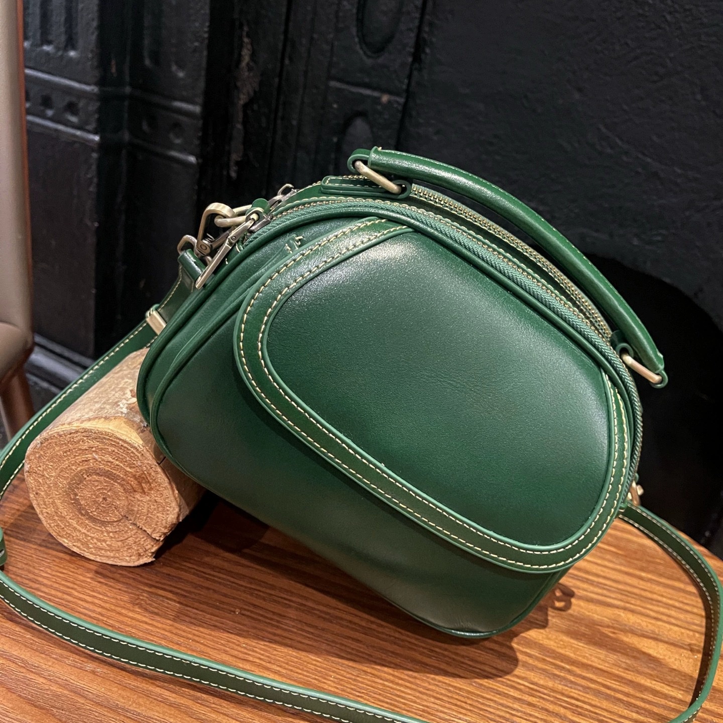 Top-grain Leather Single-shoulder Crossbody Bag, 2025 New Women's Vintage Handbag, Stylish And Versatile Simple Small Round Bag 7