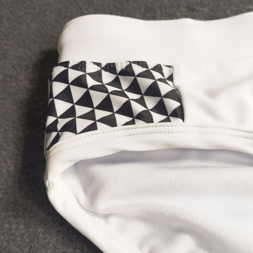 سراويل بيكيني سوداء وبيضاء بسيطة مع حشوات
