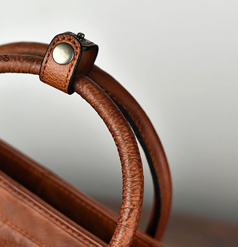 حقيبة جلد يدوي الصنع بدرزات من الجلد النباتي ذات سعة كبيرة