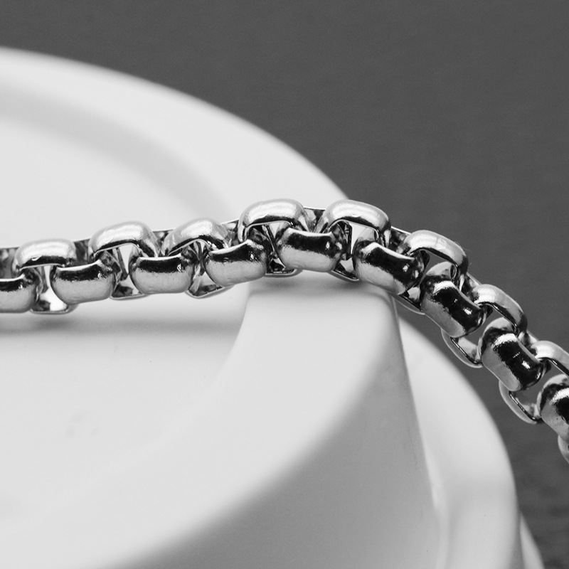 قلادة رجالية من التيتانيوم مع سلسلة لؤلؤ مربعة