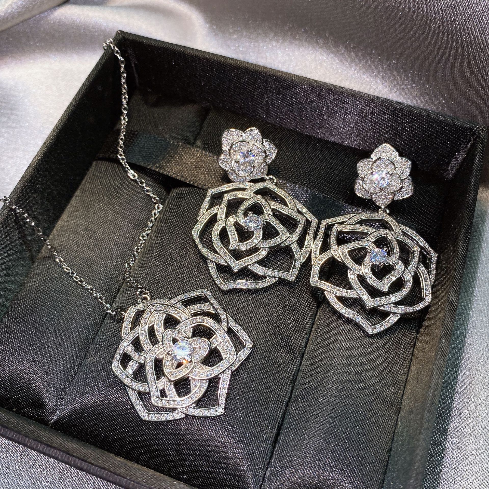 Temperament Ladies Hollow Exquisite Rose Necklace