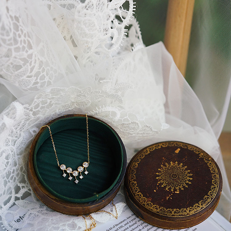 Vintage Court Diamond Pendant Clavicle Chain