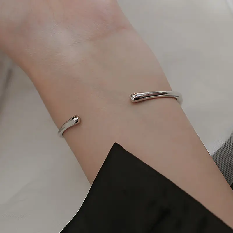 Women's Fashion Simple Mobius Strip Bracelet