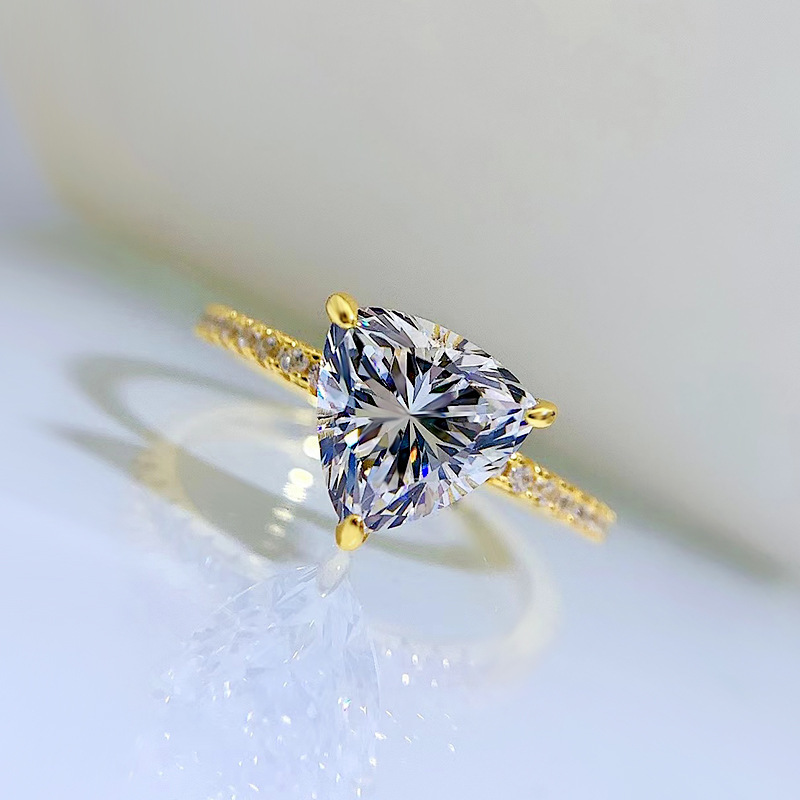 خاتم خطوبة بسيط وأنيق للنساء