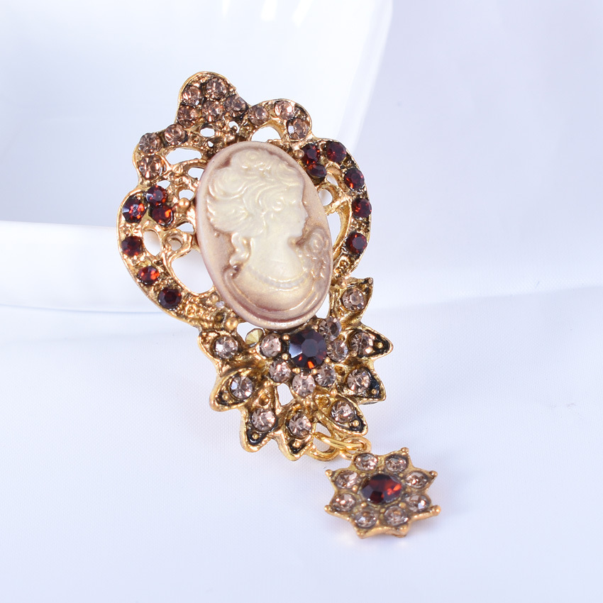 Title 4, Kristallen hanger broche met diamanten, stralen...