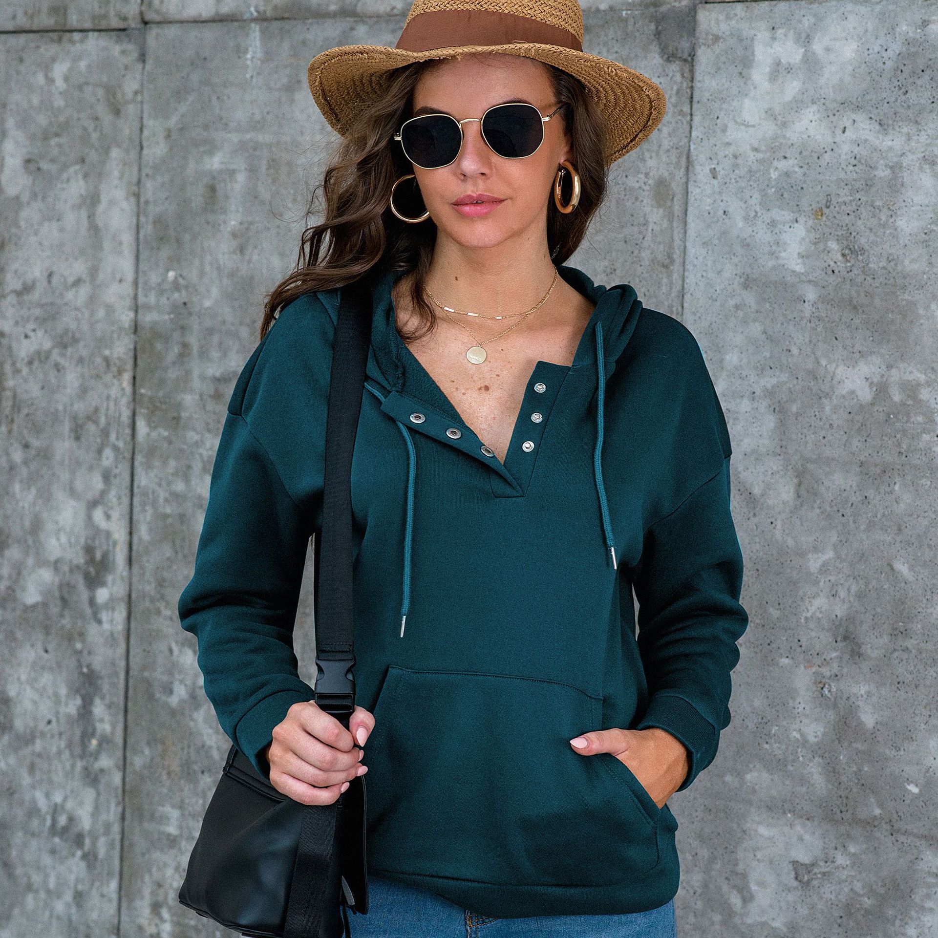 European And American Women's Fashion In The Fall Of 