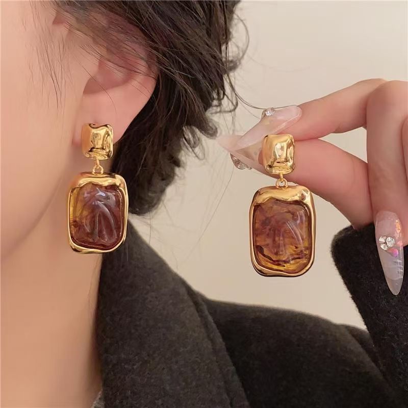 Caramel-toned Acrylic Earrings With Amber Gradient Effect And Classic Hong Kong Style. Geometric Pendant Design, Cool Retro Vibe, Presenting Premium Subtle Luxury.